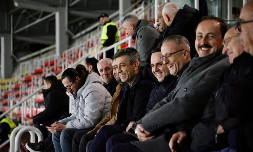 Të buzëqeshur në tribunë  Kasami e Mexhiti ndjekin suksesin historik të Shkëndijës