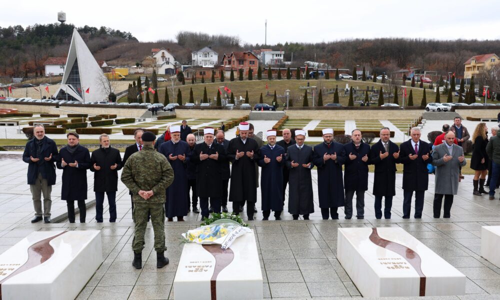 Myftiu Naim Tërnava bën homazhe te varrezat e familjes Jashari në 18 vjetorin e Pavarësisë