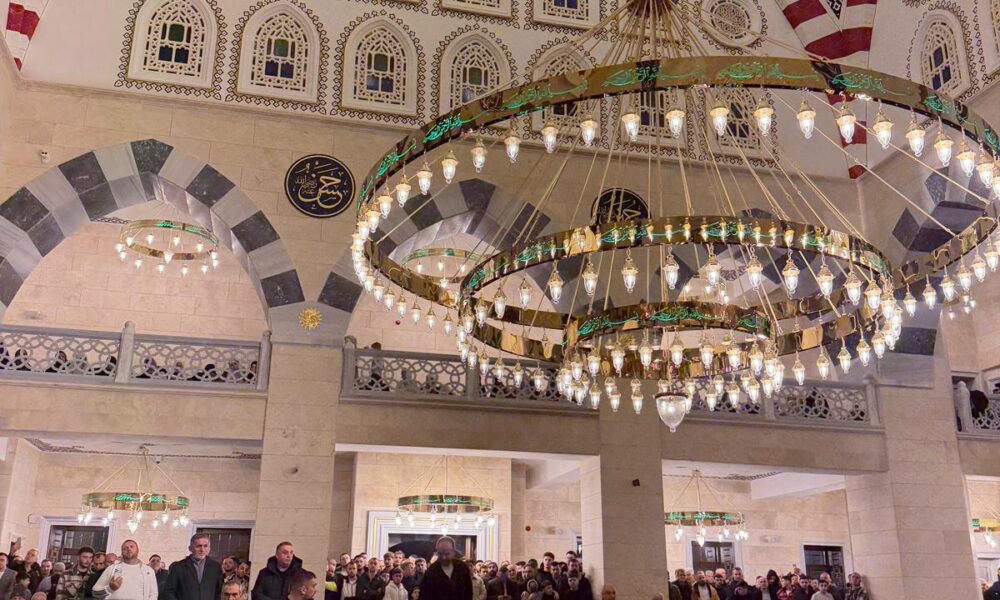 Besimtarët e ballkanit falën namazin e teravisë së parë me rastin e Ramazanit