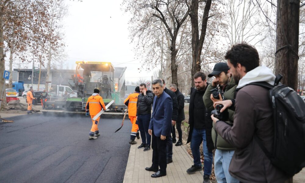 Vijojnë asfaltimet e rrugëve në Çair  Mexhiti vëzhgon