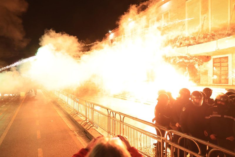  Revolucionari  që po merr zvarrë veten e tij 