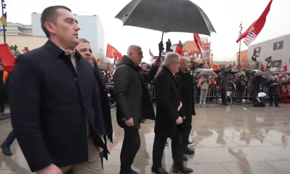 Ali Ahmeti i bashkohet marshit  Drejtësi  jo politikë  në Prishtinë