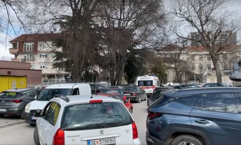 Kaosi në Klinikë bllokon Autoambulancën  qytetarët nuk shohin zgjidhje