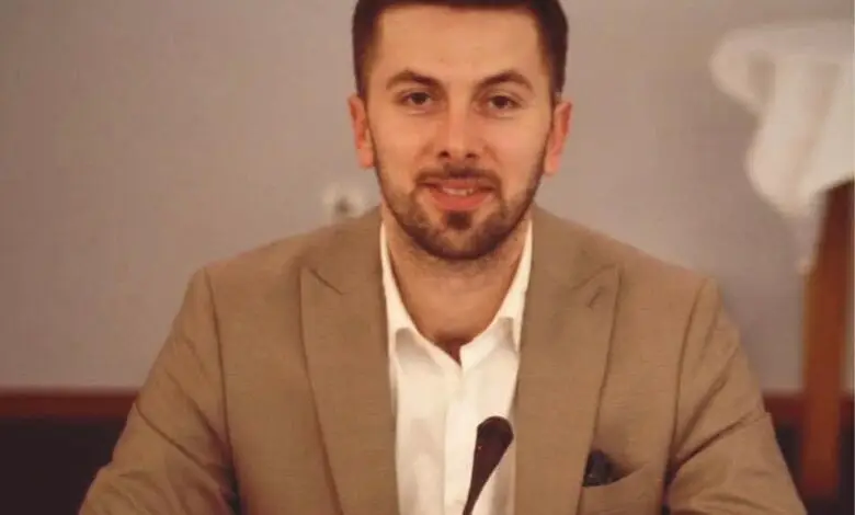 Elezi i përgjigjet Ademit  E kemi ditur se je politikan i dobët  ama edhe lexues i dobët qenke