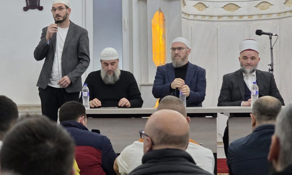Tribunë e përbashkët në Xhaminë Fetah Efendi  Katër hoxhallarë ligjërojnë për vlerat e Ramazanit
