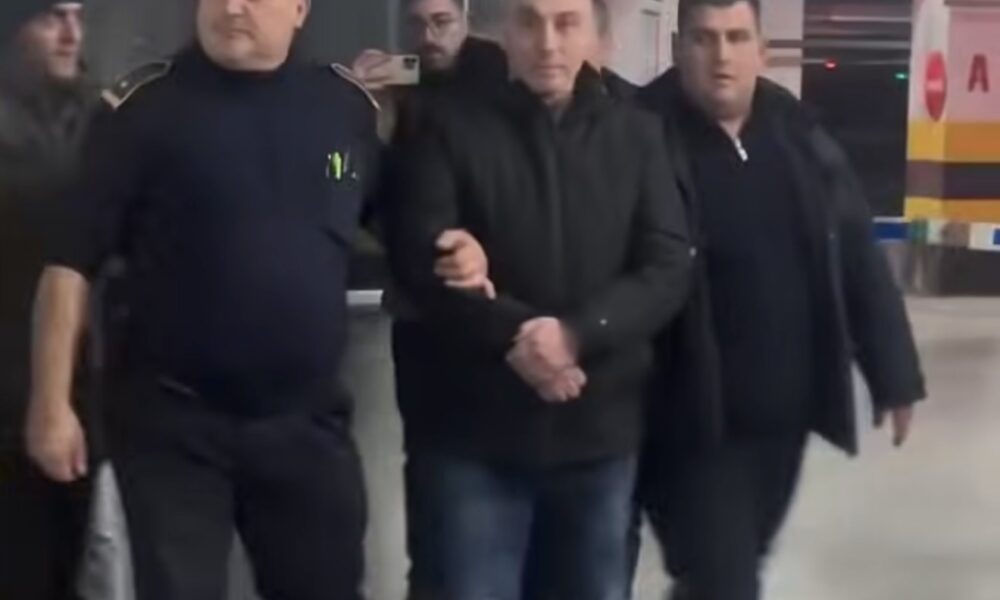  O king  o shef    Artan Grubi pa pranga u përcoll nga mbështetësit për në shtëpi