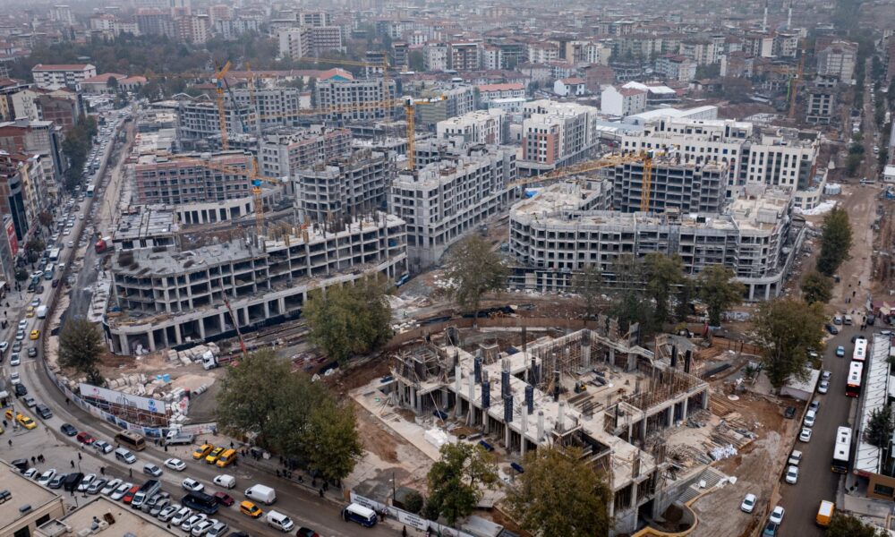 Turqi  Ringritja mahnitëse nga rrënojat e një tërmeti shkatërrues