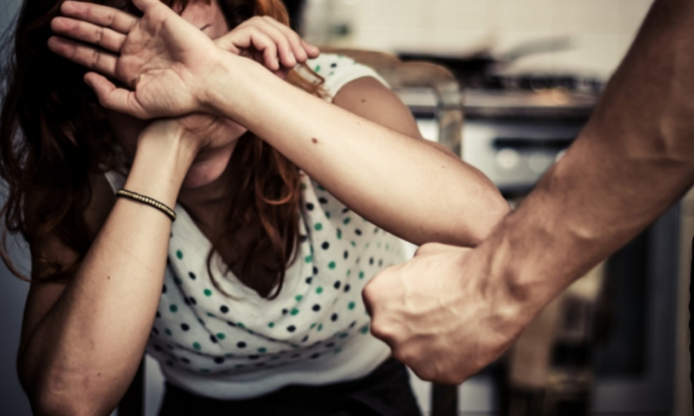 nje-52-vjecar-dyshohet-per-dhune-ne-familje-ndaj-partneres-se-tij-shtatzene