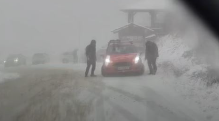 Rruga drejt Kodrës së Diellit e papastruar  disa vetura të bllokuara