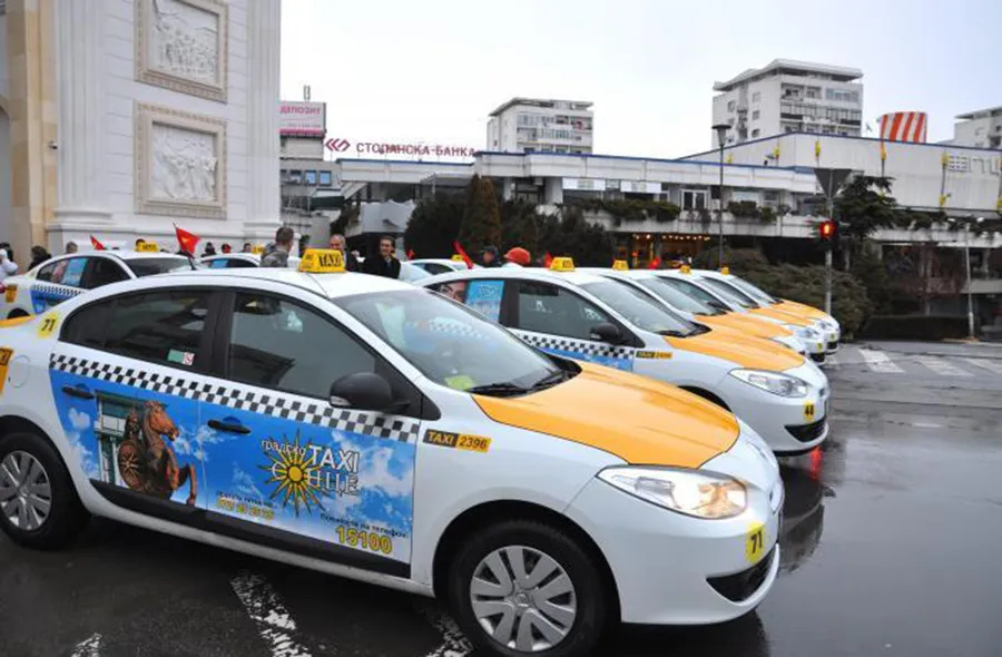 Grabitje si në filma në qendër të Shkupit  Taksisti i kërkon telefonin pasagjerit  i vjedh edhe çantën dhe arratiset