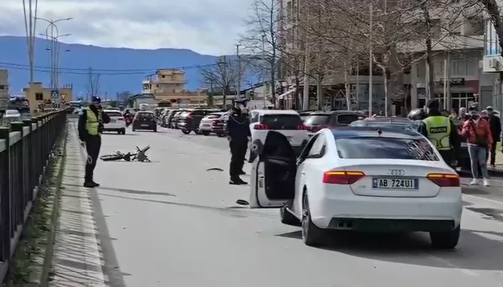 Aksident në Vlorë   Audi  përplas një person që po lëvizte me biçikletë