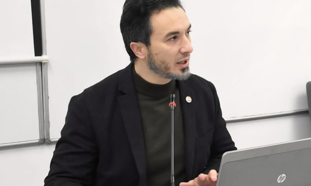 prof-arianit-reka-reagon-ndaj-ministres-se-arsimit-ne-debatin-ne-universitetin-e-tetoves