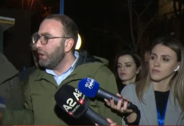 Bardhi në Komisariatin nr 1  Një protestues i dhunuar gjatë shoqërimit u soll këtu në kundërshtim me ligjin  U mor nga ambulanca për te Trauma