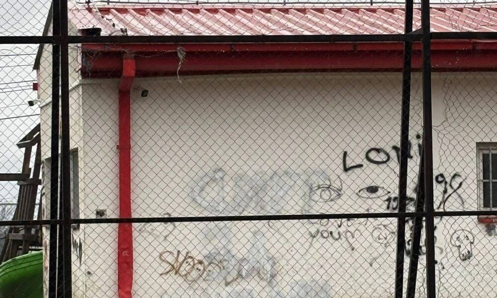 Rinia Tearcase fshinë afishet me përmbajtje kundër shqiptarëve