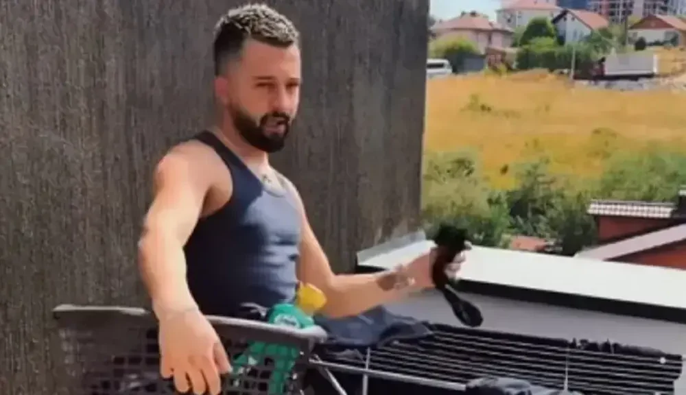 Gjesi surprizon me pamjet nga dhoma e hotelit  habit me veprimin