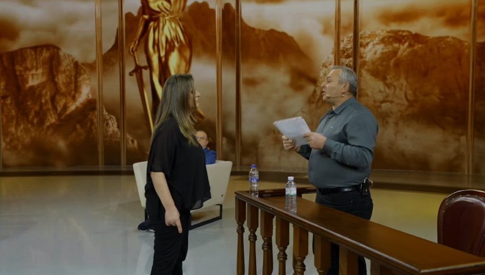  Erdha të takoja nënën  e gjeta jashtë   Laureta i kërkon llogari vëllait  Do mbash përgjegjësi për këtë 