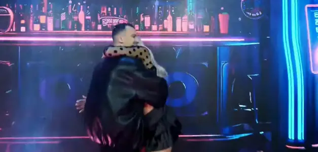 perqafimi-i-shumepritur-ndodhi-momenti-magjik-mes-brikenes-dhe-mateos-ne-shtepine-me-te-famshme