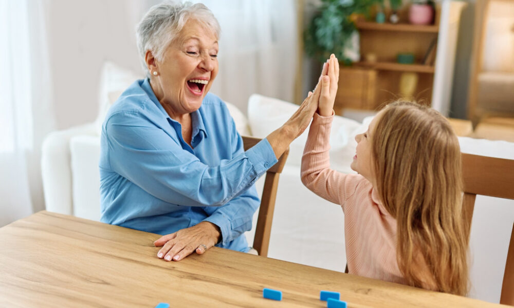 Kujdesi ndaj nipërve dhe mbesave  një  ilaç  për trurin e gjyshërve