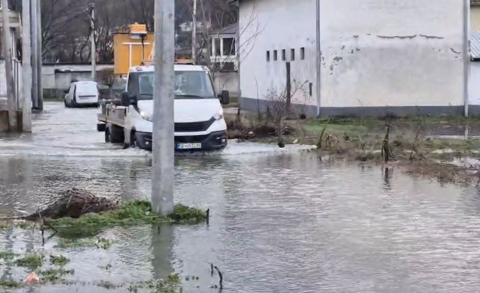 permbytje-ne-strimnice-te-zhelines-vershohen-nga-uji-shtepite