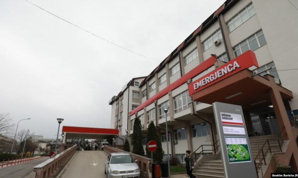 Kjo është gjendja shëndetësore e burrit që u godit nga i biri me sëpatë