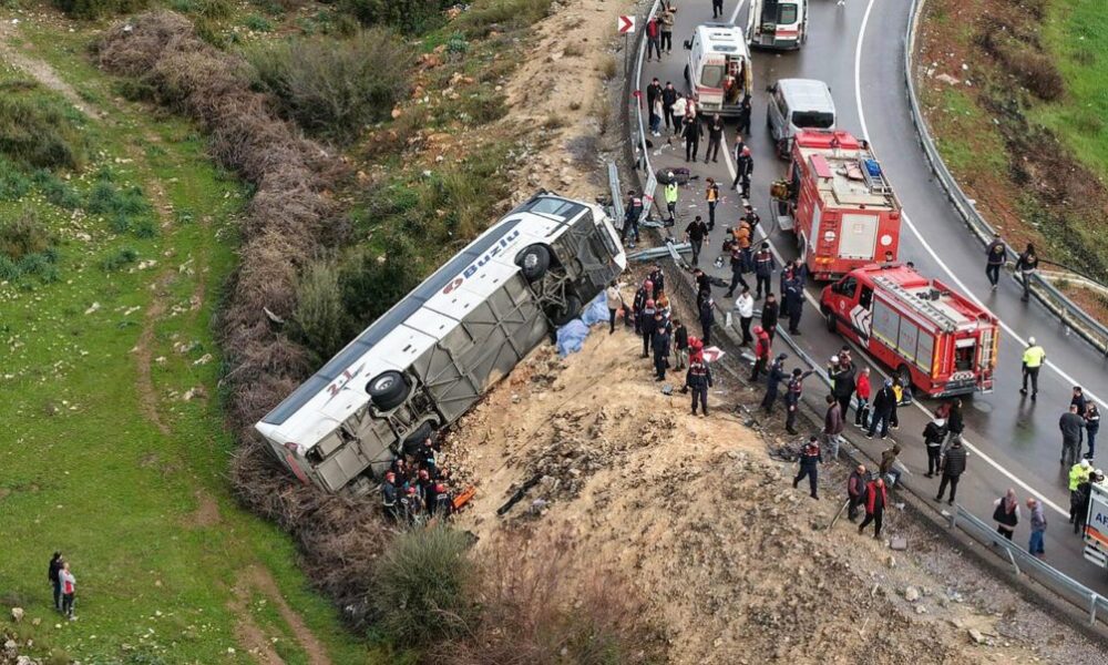 Tragjedi  Përmbyset autobusi në Turqi  8 viktima dhe 26 të plagosur