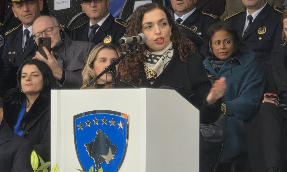 Një orë para nisjes  presidentja Osmani i jep mbështetje të fuqishme protestës për çlirimtarët