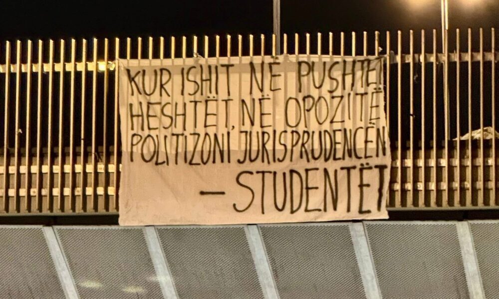 Studentët në Shkup me pankarta kundër politizimit   Mos e përdorni kauzën tonë 