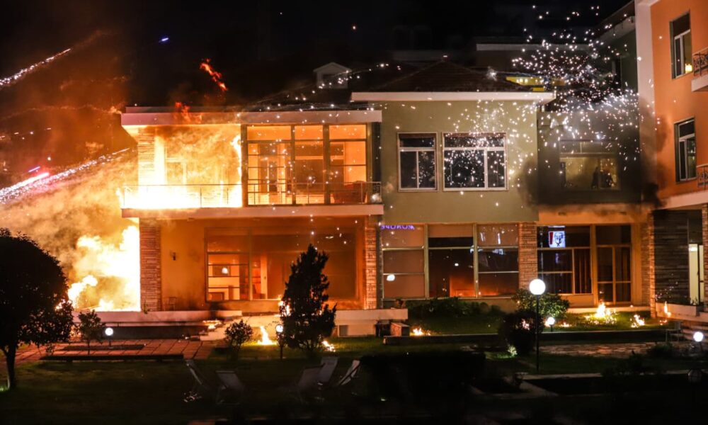 Marrëzia opozitare përvëlon ish vilën e Enver Hoxhës me njerëz brenda