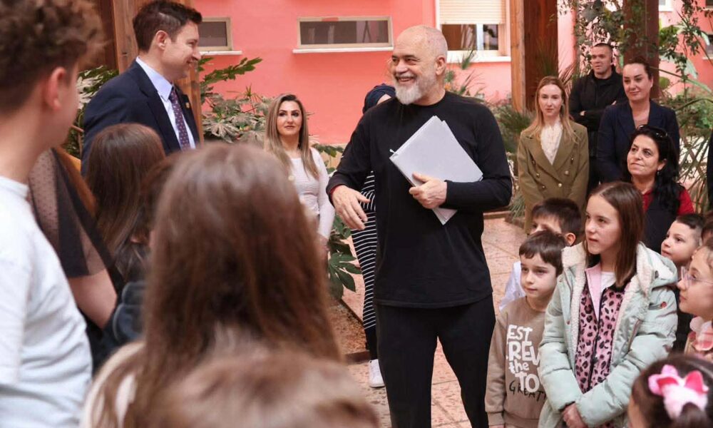 Fëmijët nga Manastiri në Tiranë  Një mesazh i fortë për gjuhën shqipe dhe lidhjen kombëtare