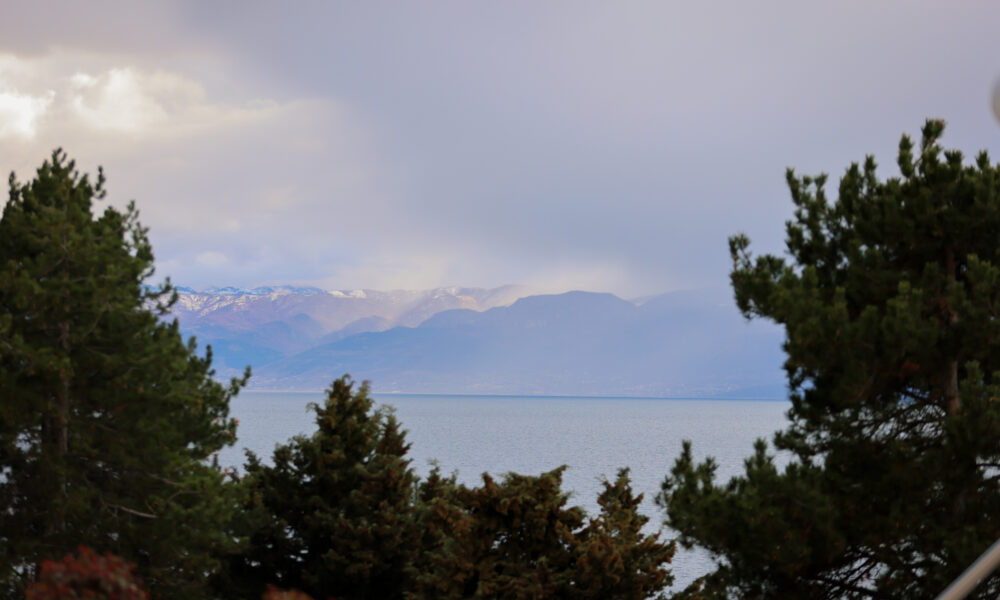 Mot i paqëndrueshëm me reshje shiu dhe ulje temperaturash  në male pritet borë