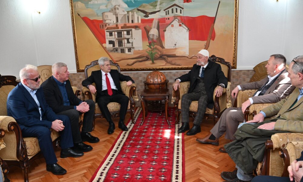 Ahmeti homazhe në Prekaz  Liria fitohet me gjak