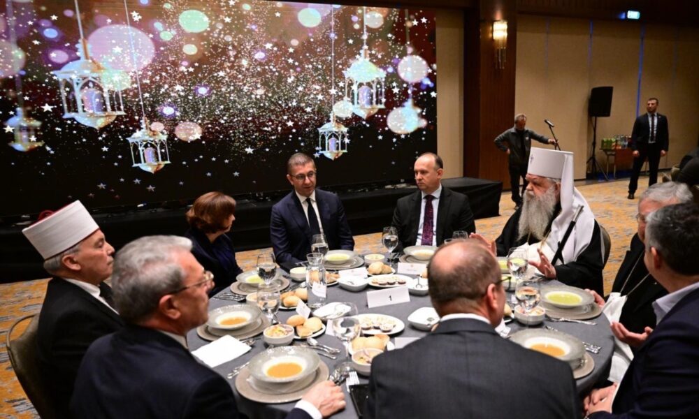 kryeparlamentari-gashi-i-nderuar-te-marr-pjese-ne-iftarin-e-organizuar-nga-kryeministri-hristijan-mickoski
