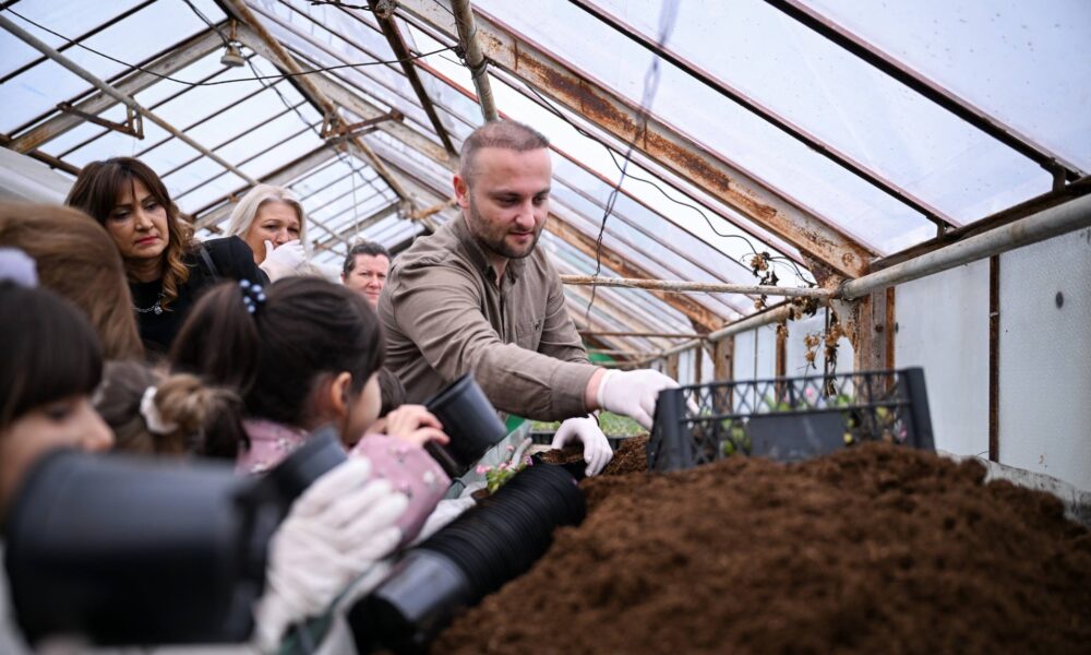 Seferi mirëpret fëmijët e çerdhes  Drenusha  në  Parqe dhe Gjelbrime   Edukimi mjedisor nis që në moshë të hershme