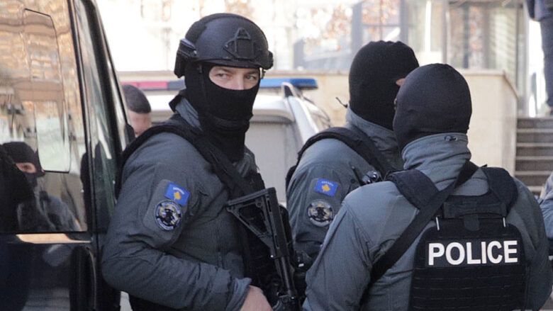 Armë  uniforma ushtarake dhe municion në një shtëpi të braktisur në Zubin Potok   nisin hetimet