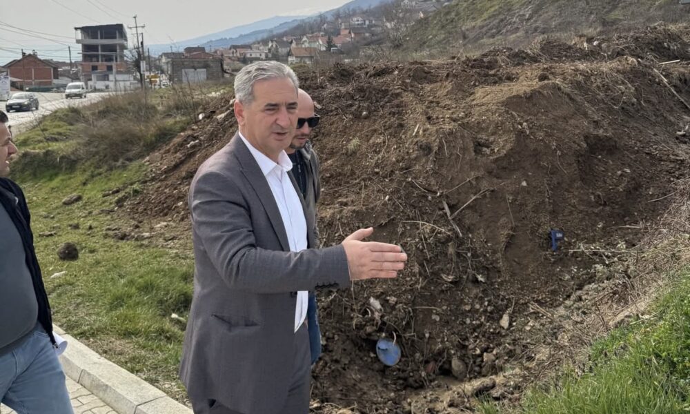 Feti Abazi  intervenon për pastrimin e kanalit në Siniçan   Prioriteti ynë  siguria qytetare dhe infrastruktura publike 