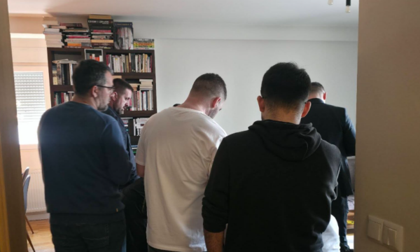 Policia dhe Prokuroria i shkojnë në banesë Shkëlzen Gashit  Rron Gjinovci  Kanë ardhë me bastisë dhe me mbledhë prova