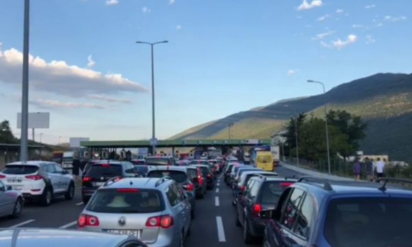 Kosovarët pas festës së Bajramit ia mësyjnë Shqipërisë  fluks i madh në Morinë qysh në mëngjes