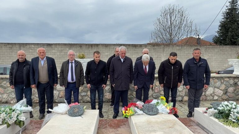 Ahmeti nderon dëshmorët e Deçanit  kujtesë për sakrificën dhe thirrje për unitet kombëtar