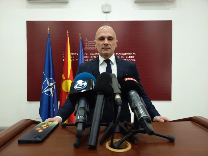 Filipçe  Nuk do të lejoj përçarjen e partisë