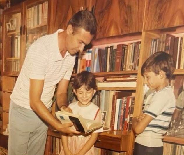 ambasadori-meidani-uron-diten-e-mesuesit-jam-rritur-mes-librave-dhe-keshillave-te-dy-prinderve-mesues