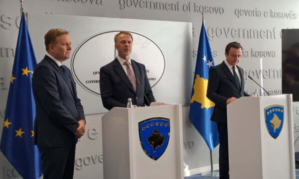 12-muaj-leje-qendrimi-dhe-zgjatje-te-afatit-per-perdorim-te-leternjoftimeve-ilegale-cfare-tha-kurti-pas-koncesioneve-qe-i-beri-sot