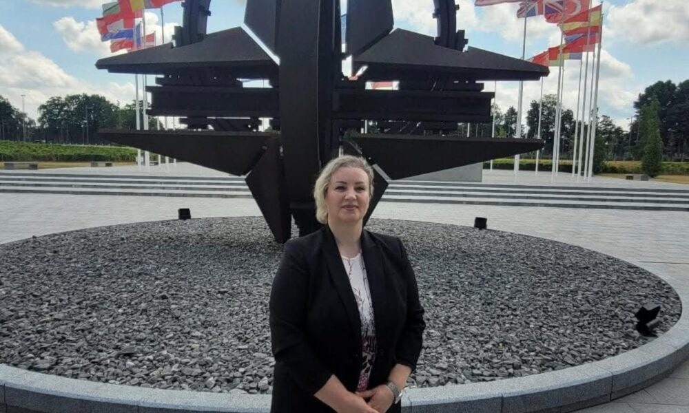 Elfete Ismaili reagon për parullën  NATO vret  në Kuvendin e Maqedonisë së Veriut  Akt i papërgjegjshëm që dëmton orientimin strategjik të shtetit