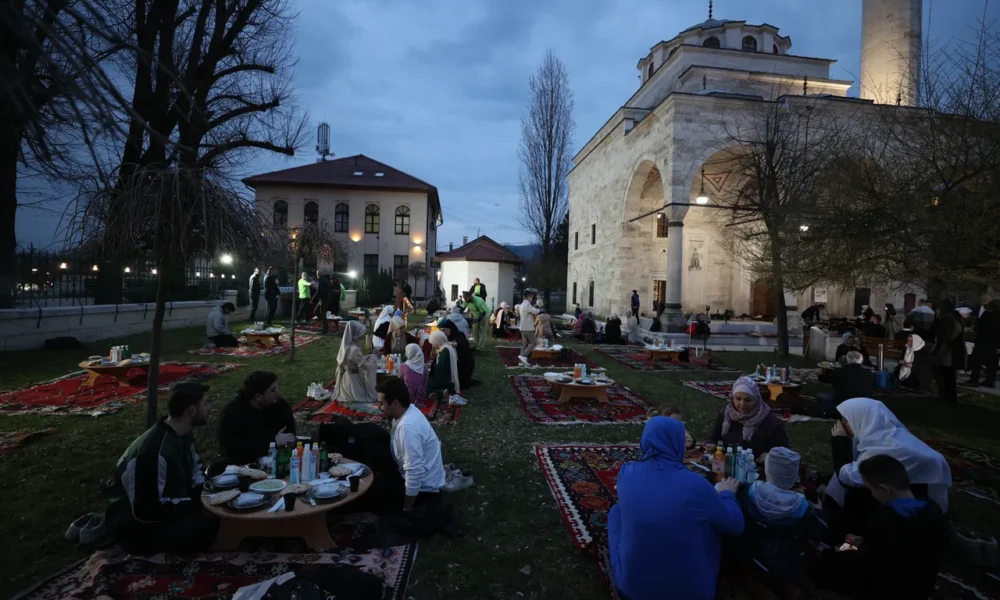 Një iftar tradicional në xhaminë historike  Ferhadije  të Bosnjë e Hercegovinës
