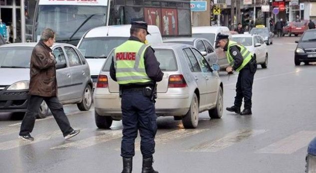 Godet policët me veturë gjatë tentimit për ndalim   arrestohet shoferi në Vushtrri  Emri 