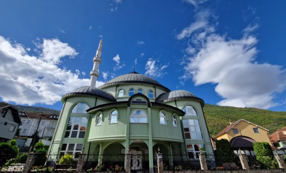 vidhet-xhamia-e-3-te-brenda-dy-javesh-ne-pollog