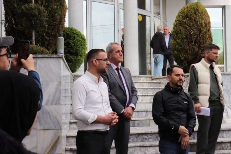  Dita Ekologjike    Daut Memishi viziton të gjitha shkollat e Komunës së Tearcës dhe mbjell lule