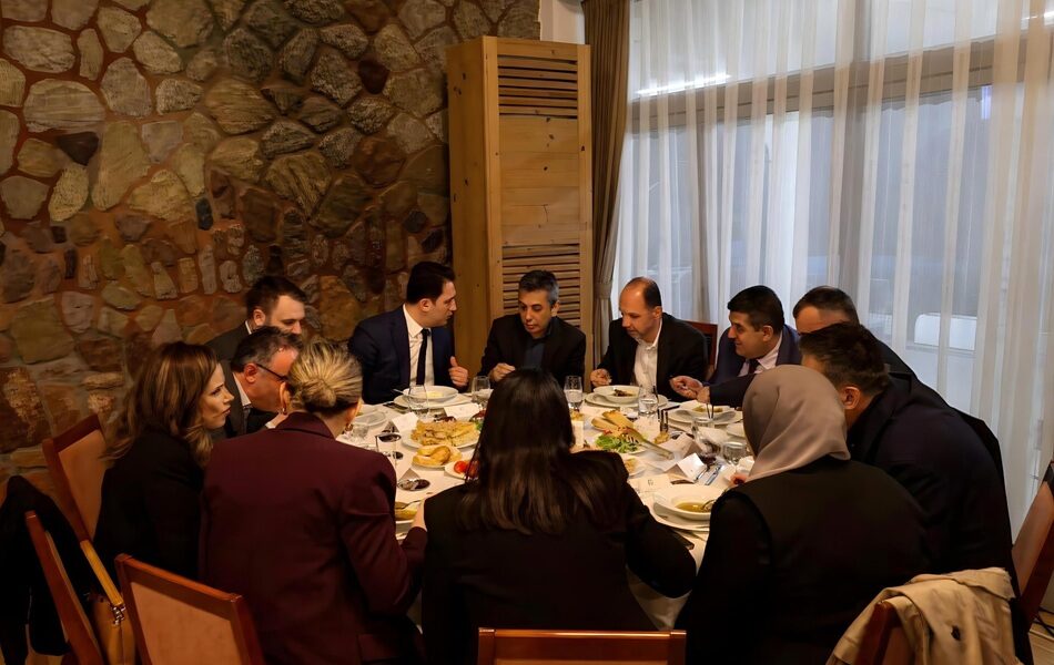 Zv kryeministri i parë Bekim Sali shtroi iftar për funksionarët e VLEN it