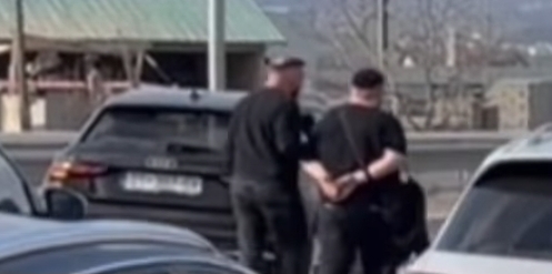 Dy të arrestuar në aksionin anti drogë  policia ndoqi Golfin nga Prishtina deri në Vushtrri  Video 