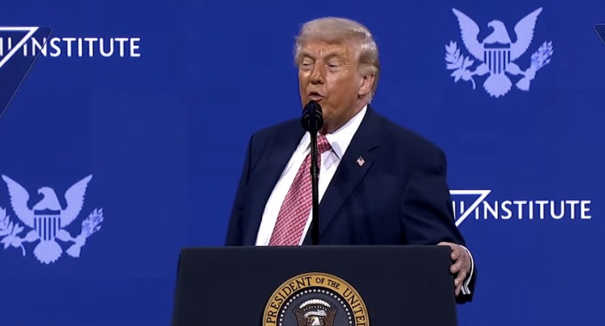 Trump  hajgare deri në tallje me pushtetin saudit   Nuk mendonte se do të më puthte  