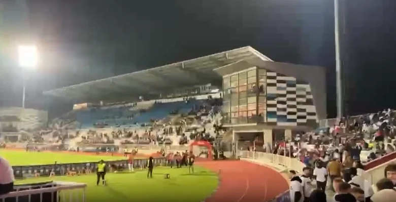 tensione-ne-stadium-para-fillimit-te-ndeshjes-policia-arreston-disa-tifoz-tek-pjesa-e-turqve